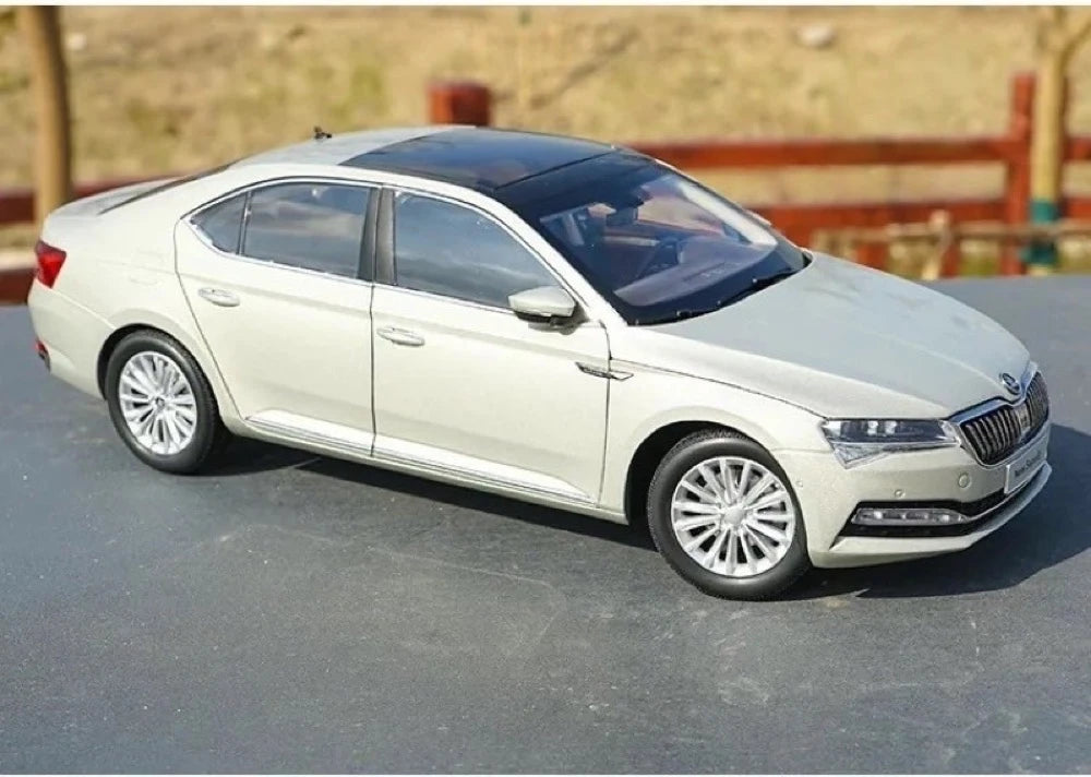 [OEM] 1:18 Skoda 2020 Superb Gold Model Car Die-Cast