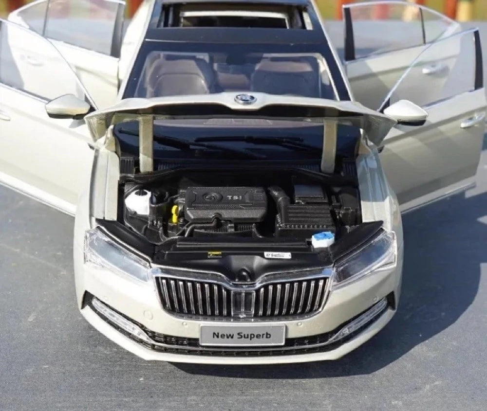 [OEM] 1:18 Skoda 2020 Superb Gold Model Car Die-Cast