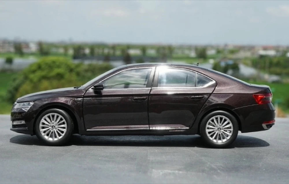 [OEM] 1:18 Skoda 2020 Superb Purple Model Car Die-Cast