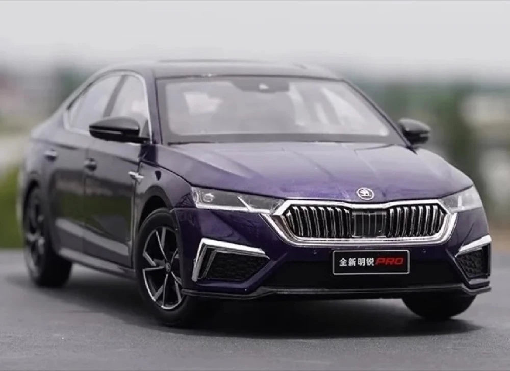 [OEM] 1:18 Skoda 2021 Octavia Purple Model Car Die-Cast