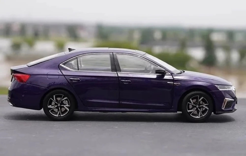 [OEM] 1:18 Skoda 2021 Octavia Purple Model Car Die-Cast