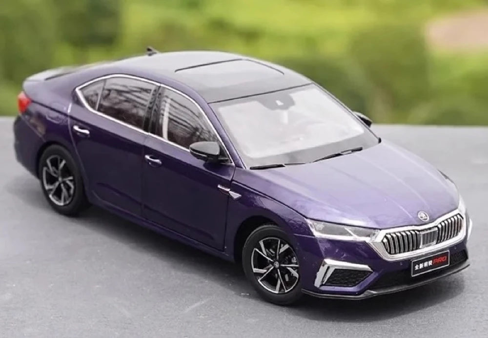 [OEM] 1:18 Skoda 2021 Octavia Purple Model Car Die-Cast