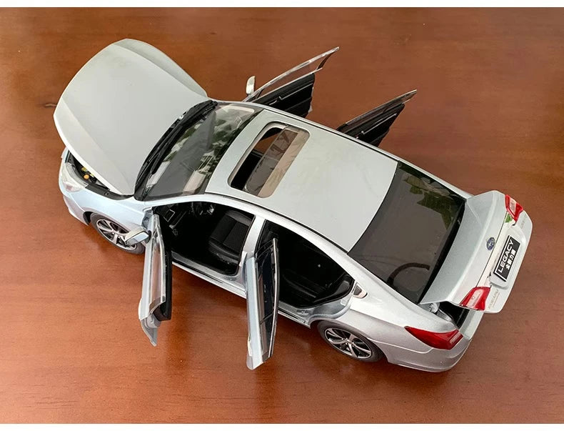 [OEM] 1:18 Subaru 2015 Legacy Silver Model Car Die-Cast