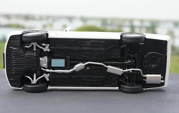 [OEM] 1:18 Toyota 1995 Crown 155 White Model Car Die-Cast