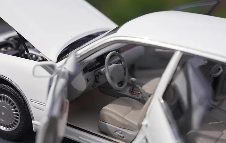 [OEM] 1:18 Toyota 1995 Crown 155 White Model Car Die-Cast