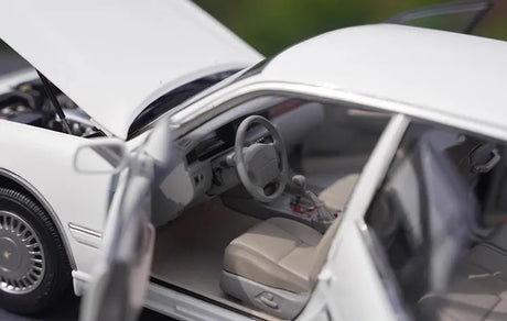 [OEM] 1:18 Toyota 1995 Crown 155 White Model Car Die-Cast