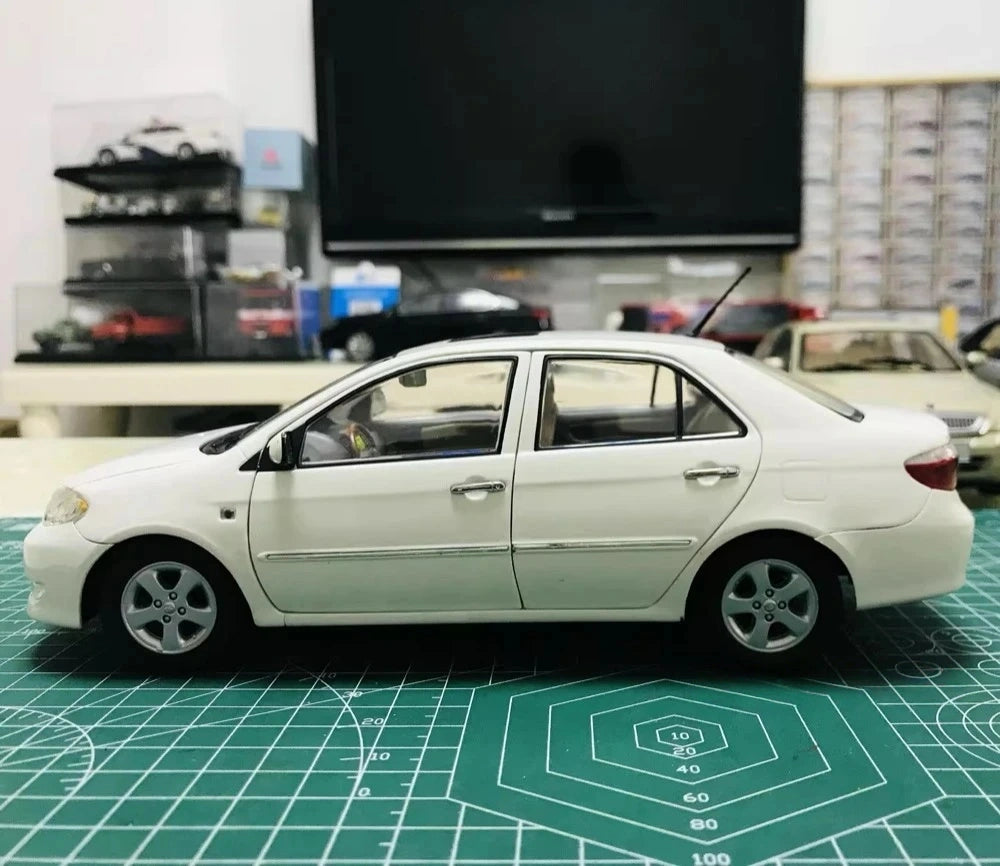 [OEM] 1:18 Toyota 2004 Vios XP40 White Model Car Die-Cast