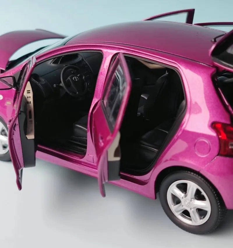 [OEM] 1:18 Toyota 2005 Yaris Pink Model Car Die-Cast