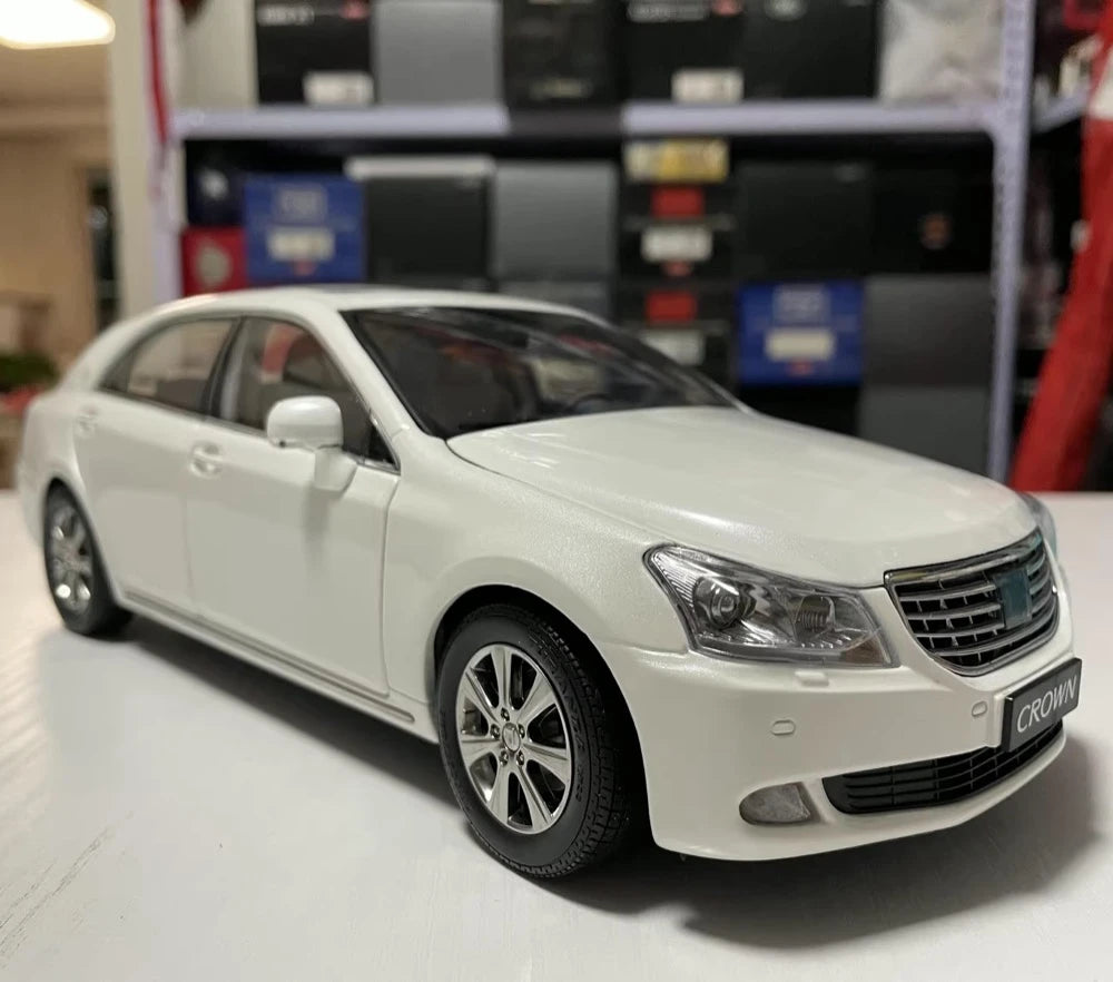 [OEM] 1:18 Toyota 2008 Crown S200 White Model Car Die-Cast