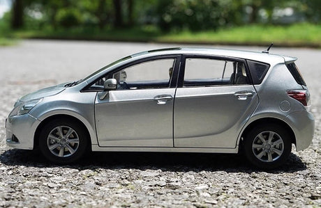 [OEM] 1:18 Toyota 2009 Verso silver modellbil Die-Cast
