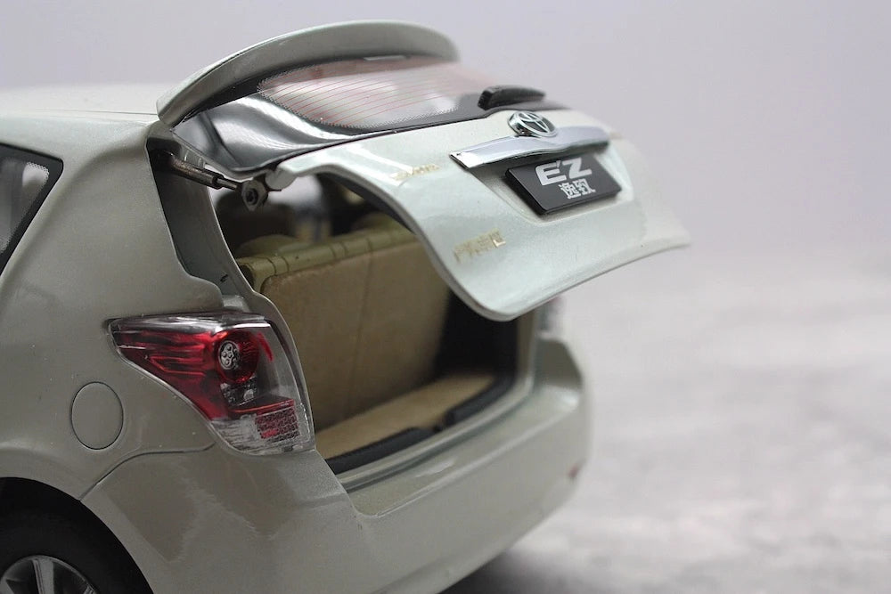 [OEM] 1:18 Toyota 2009 Verso bianco modellino di auto Die-Cast