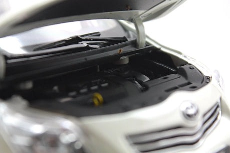 [OEM] 1:18 Toyota 2009 Verso vit modellbil Die-Cast