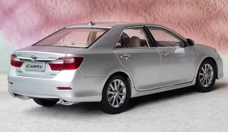 [OEM] 1:18 Toyota 2011 Camry Silver Model Car Die-Cast