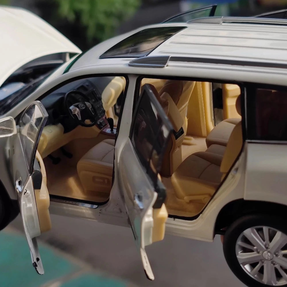 [OEM] 1:18 Toyota 2012 Highlander White Model Car Die-Cast