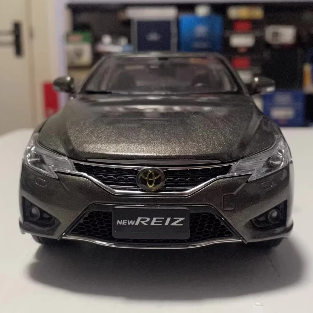 [OEM] 1:18 Toyota 2013 Reiz X130 Brown Model Car Die-Cast