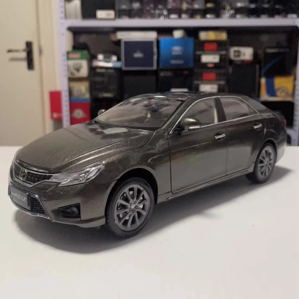 [OEM] 1:18 Toyota 2013 Reiz X130 Brown Model Car Die-Cast