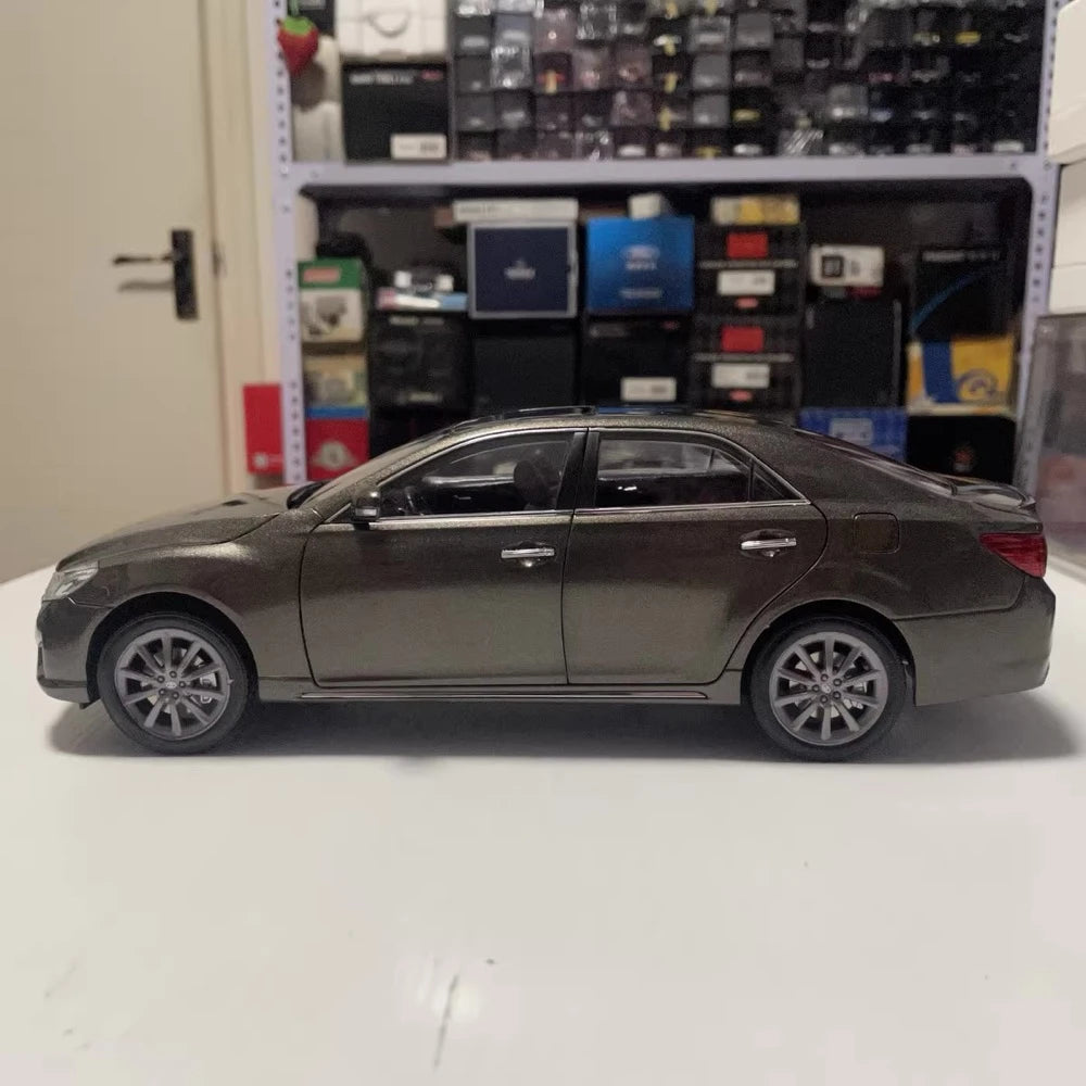 [OEM] 1:18 Toyota 2013 Reiz X130 Brown Model Car Die-Cast