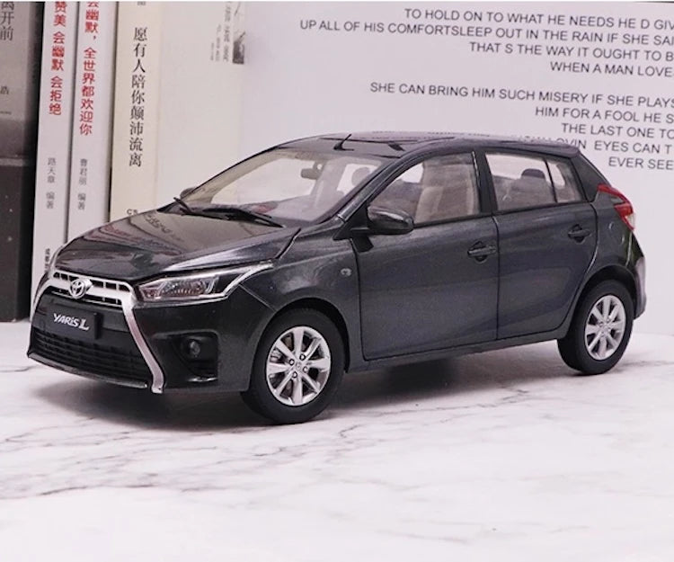 [OEM] 1:18 Toyota 2013 Yaris grigio modellino di auto Die-Cast
