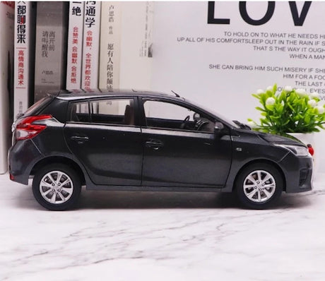 [OEM] 1:18 Toyota 2013 Yaris grå modellbil Die-Cast