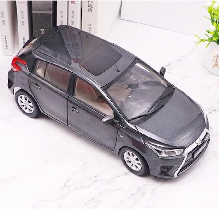 [OEM] 1:18 Toyota 2013 Yaris grigio modellino di auto Die-Cast