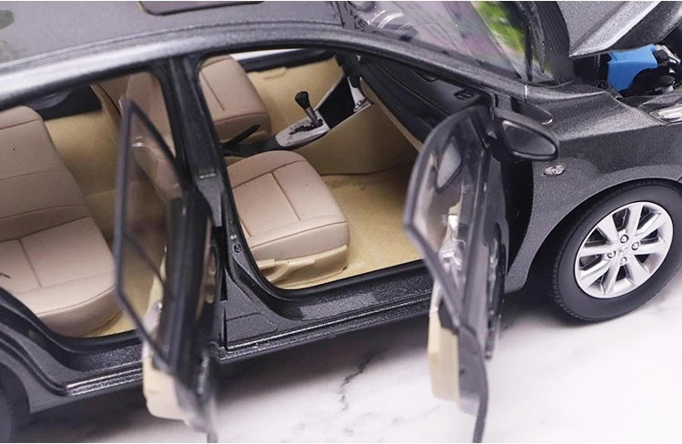 [OEM] 1:18 Toyota 2013 Yaris grigio modellino di auto Die-Cast