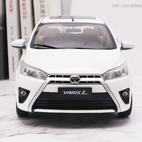[OEM] 1:18 Toyota 2013 Yaris vit modellbil Die-Cast