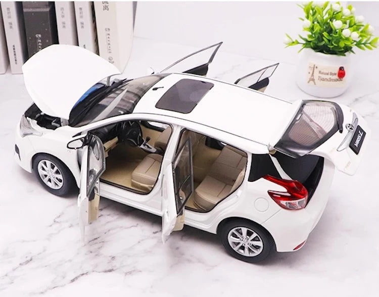 [OEM] 1:18 Toyota 2013 Yaris wit modelauto Die-Cast