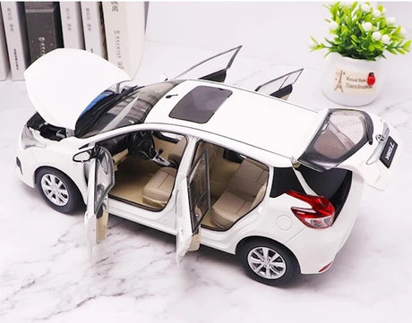 [OEM] 1:18 Toyota 2013 Yaris vit modellbil Die-Cast