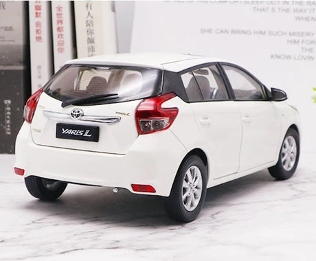 [OEM] 1:18 Toyota 2013 Yaris vit modellbil Die-Cast