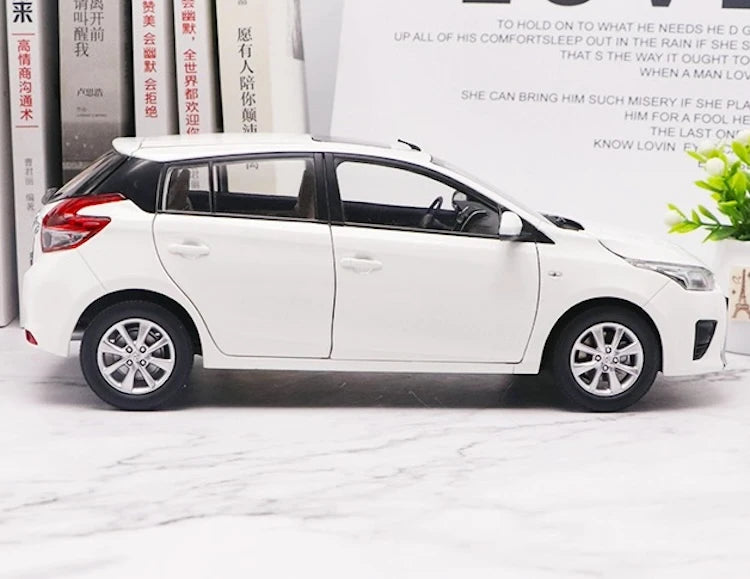 [OEM] 1:18 Toyota 2013 Yaris White Model Car Die-Cast