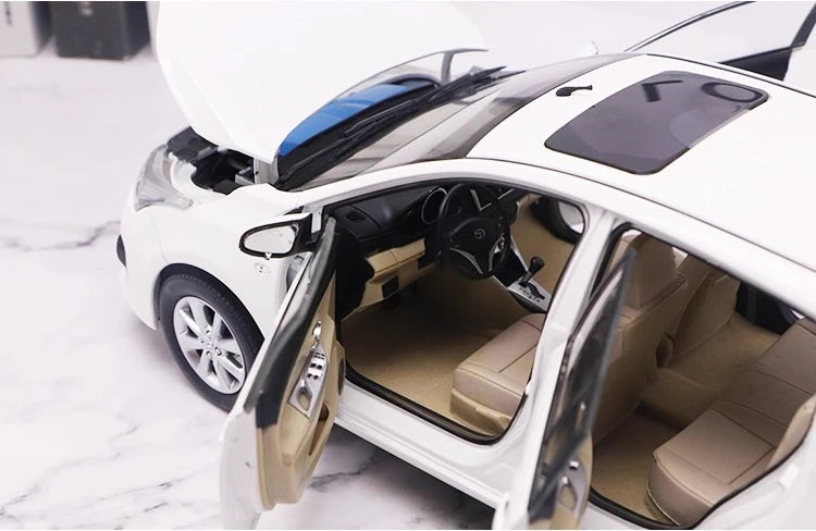 [OEM] 1:18 Toyota 2013 Yaris White Model Car Die-Cast