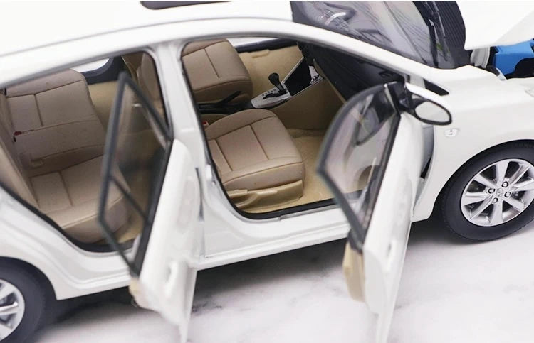 [OEM] 1:18 Toyota 2013 Yaris White Model Car Die-Cast