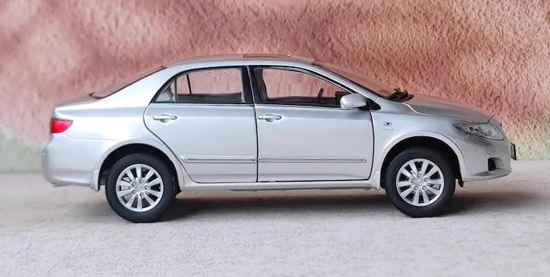 [OEM] 1:18 Toyota 2014 Corolla 10th argento modellino di auto Die-Cast