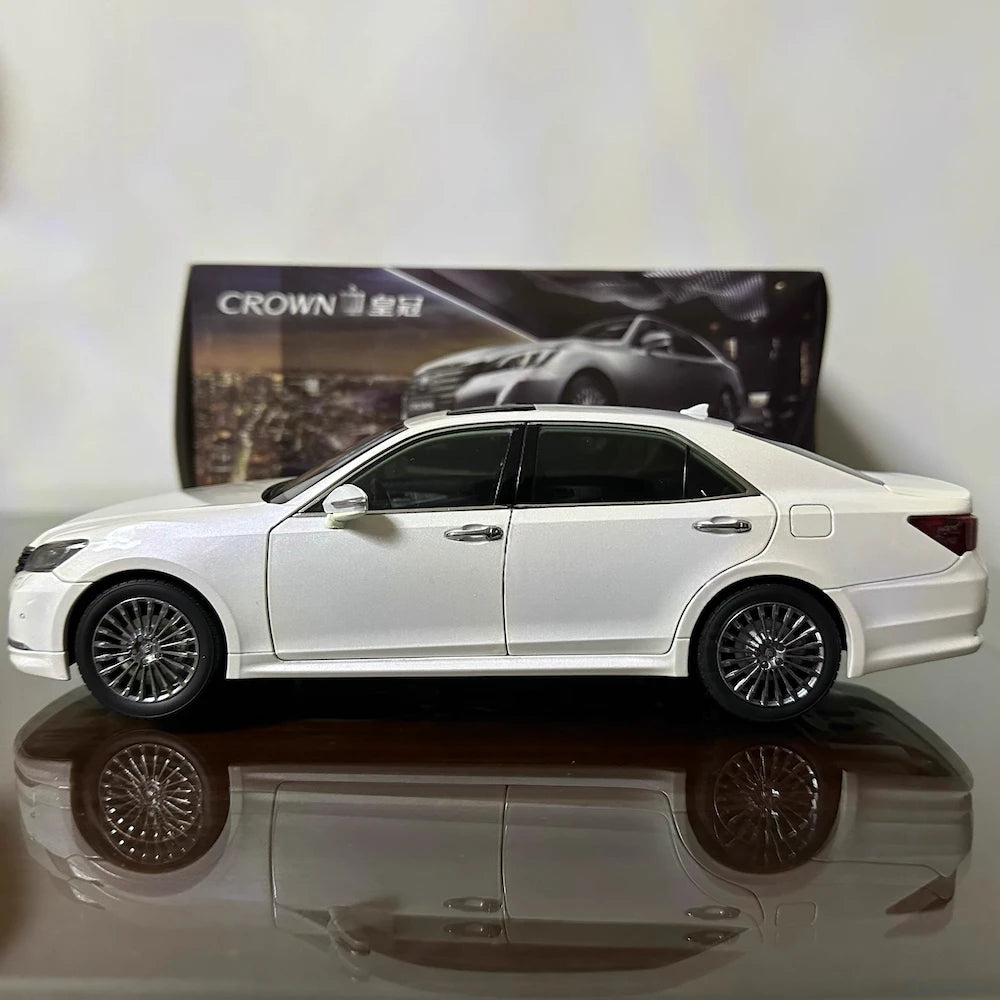 [OEM] 1:18 Toyota 2014 Crown 14th White Model Car Die-Cast