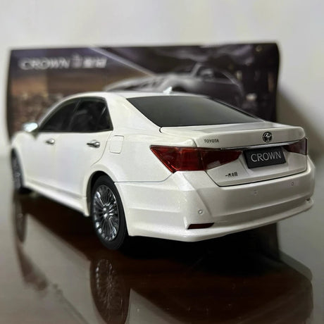 [OEM] 1:18 Toyota 2014 Crown 14th vit modellbil Die-Cast