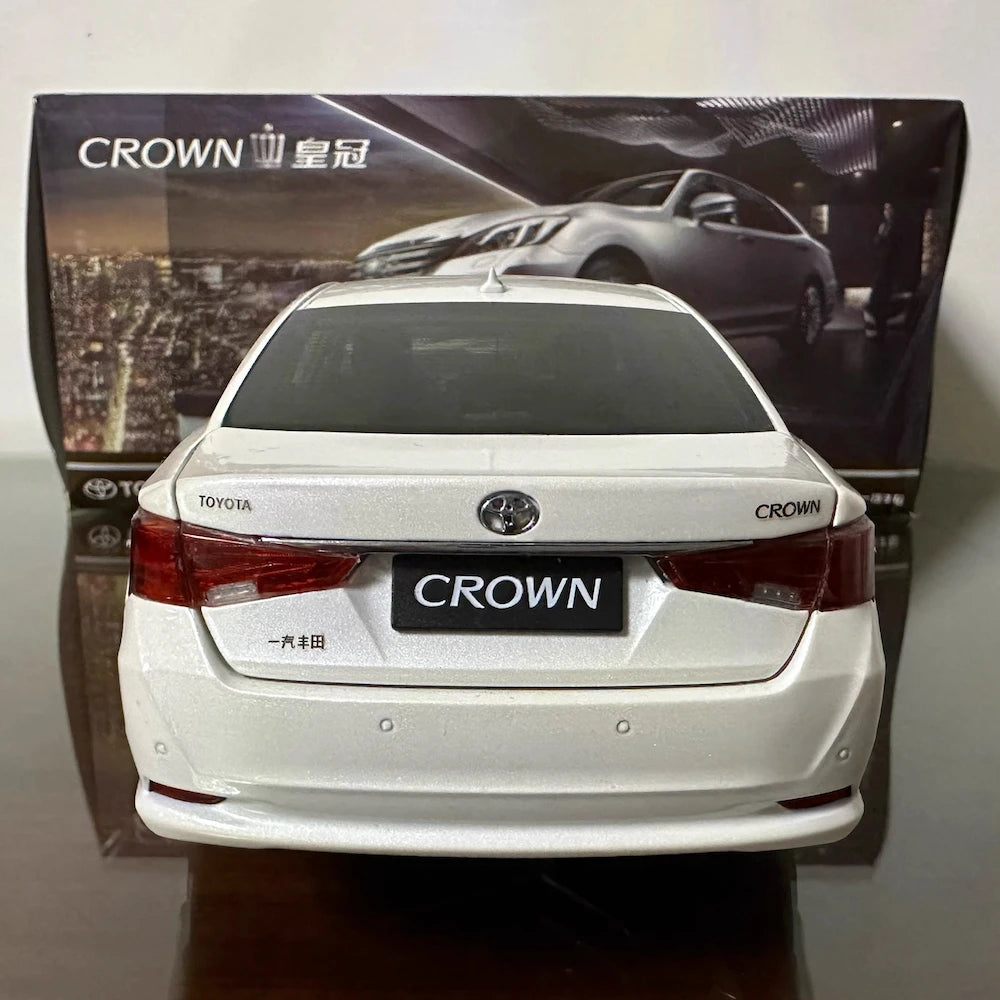 [OEM] 1:18 Toyota 2014 Crown 14th White Model Car Die-Cast