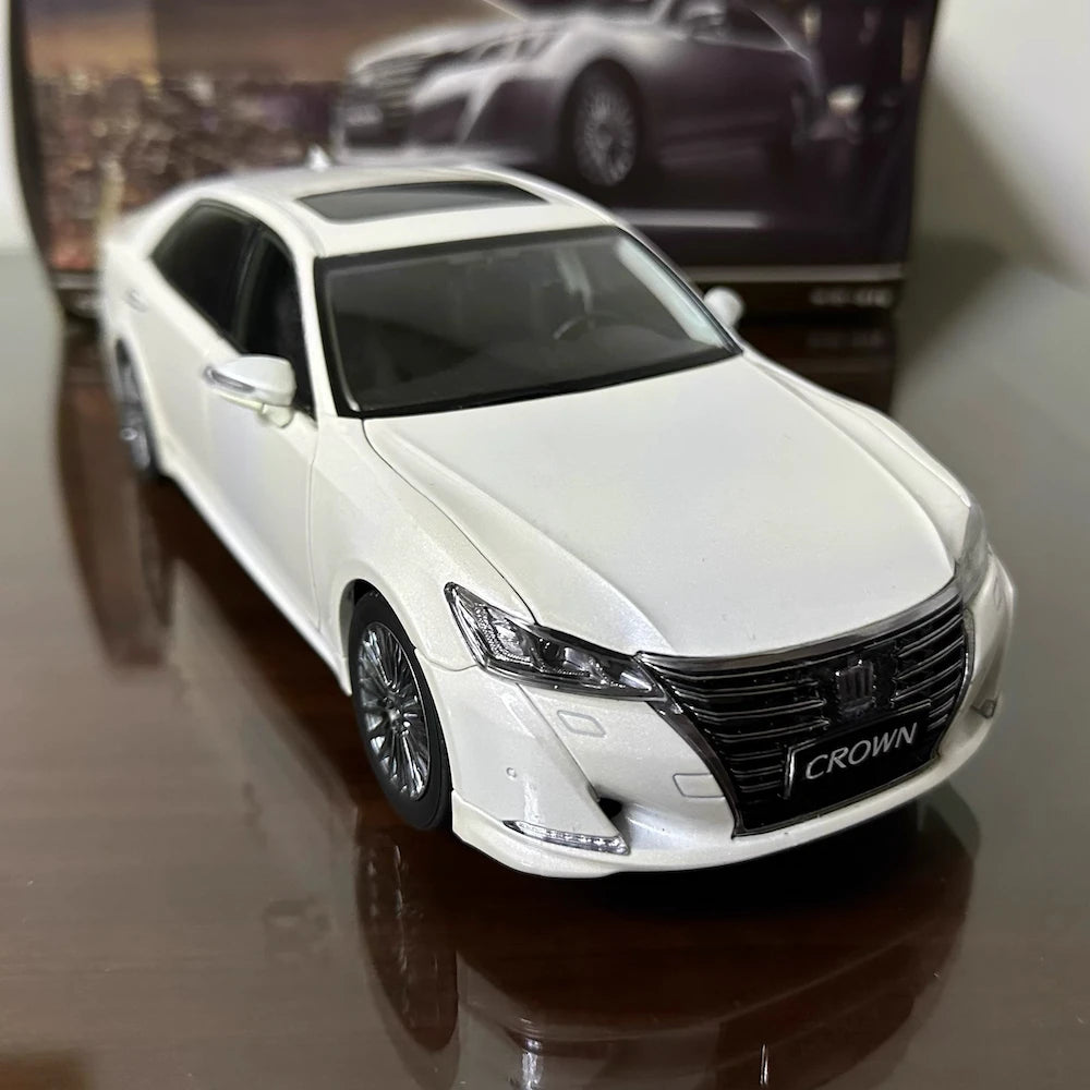 [OEM] 1:18 Toyota 2014 Crown 14th White Model Car Die-Cast