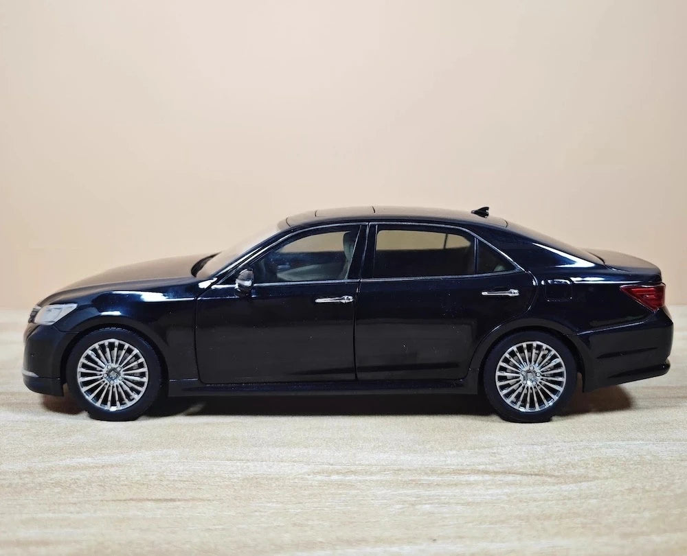 [OEM] 1:18 Toyota 2014 Crown 14th Black Model Car Die-Cast