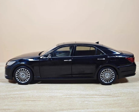 [OEM] 1:18 Toyota 2014 Crown 14th svart modellbil Die-Cast