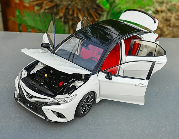 [OEM] 1:18 Toyota 2018 Camry SX White Model Car Die-Cast