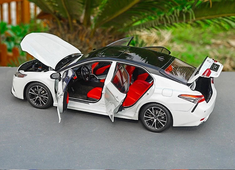 [OEM] 1:18 Toyota 2018 Camry SX White Model Car Die-Cast