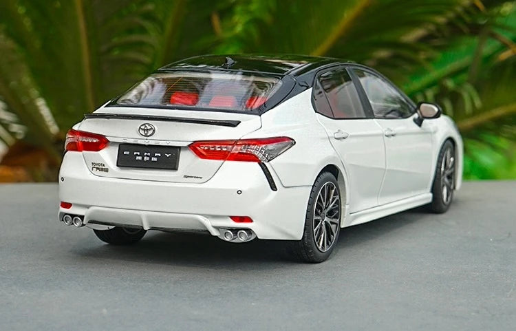 [OEM] 1:18 Toyota 2018 Camry SX White Model Car Die-Cast