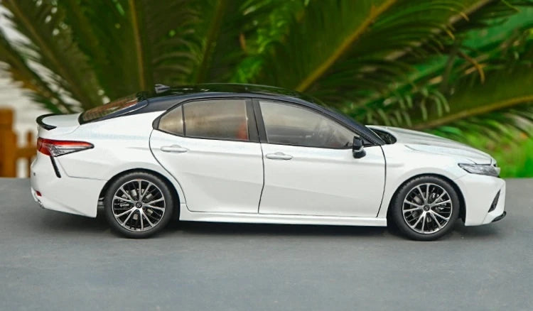 [OEM] 1:18 Toyota 2018 Camry SX White Model Car Die-Cast