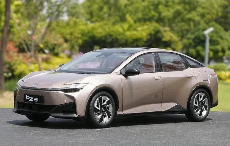 [OEM] 1:18 Toyota 2023 bZ3 Gold Model Car Die-Cast