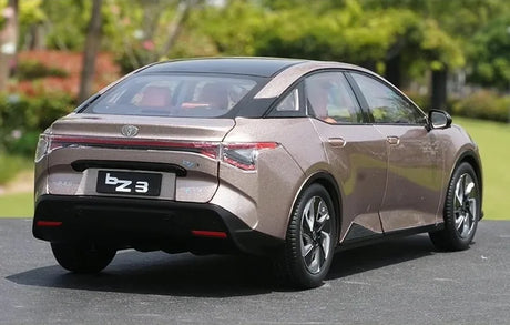 [OEM] 1:18 Toyota 2023 bZ3 Gold Model Car Die-Cast