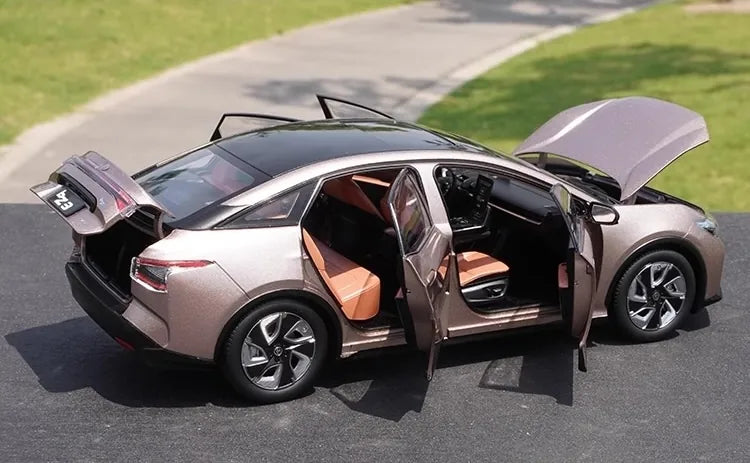 [OEM] 1:18 Toyota 2023 bZ3 Gold Model Car Die-Cast