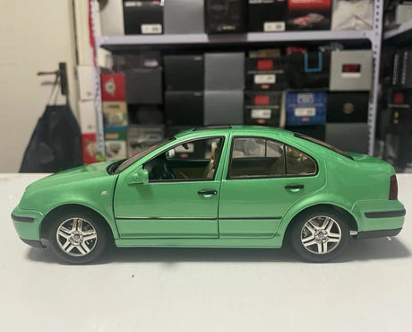 [OEM] 1:18 Volkswagen 1999 Jetta Green Model Car Die-Cast
