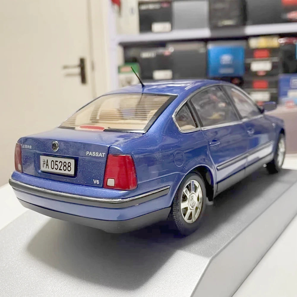 [OEM] 1:18 Volkswagen 2003 Passat B5 Blue Model Car Die-Cast