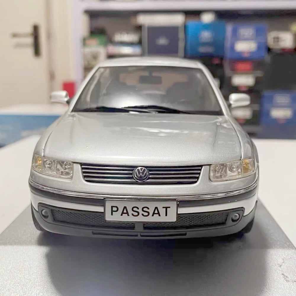[OEM] 1:18 Volkswagen 2003 Passat B5 Silver Model Car Die-Cast