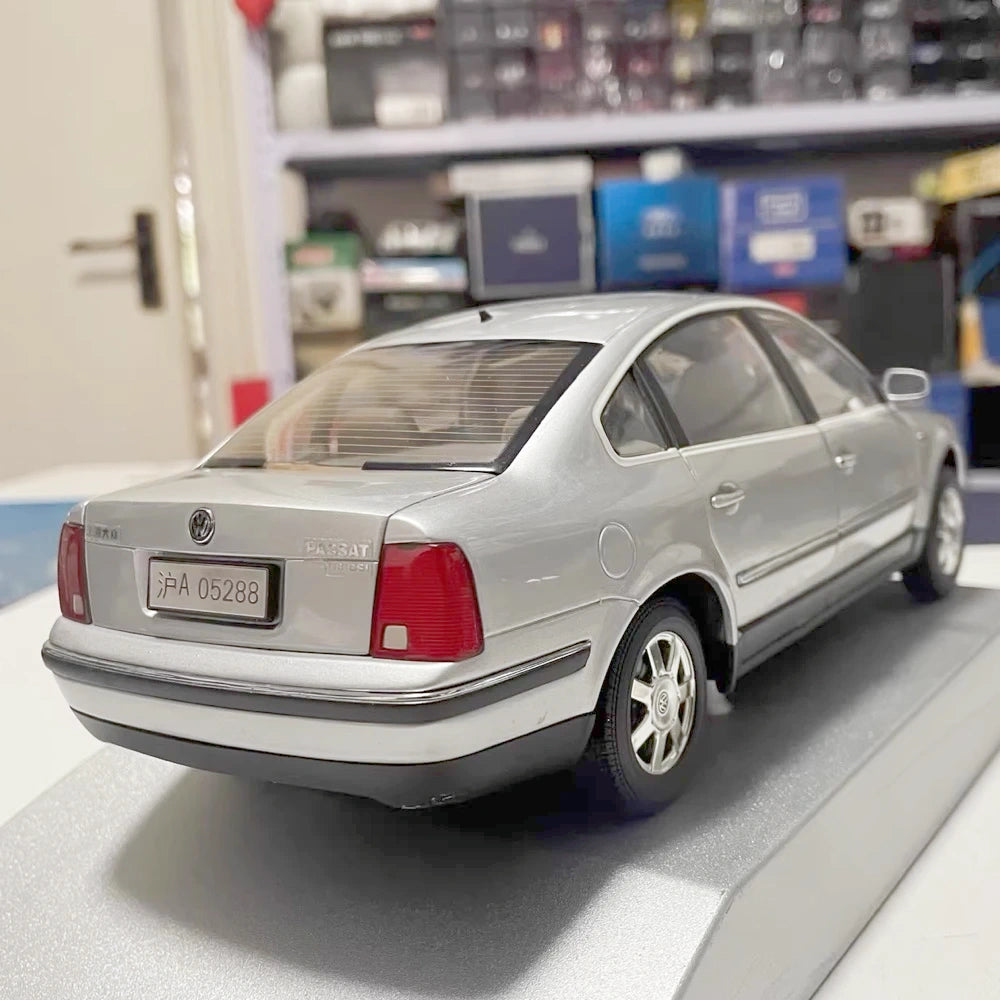 [OEM] 1:18 Volkswagen 2003 Passat B5 Silver Model Car Die-Cast